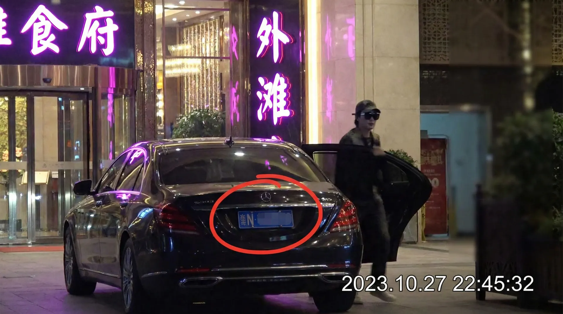 17c.com - 豪车餐厅外偷拍